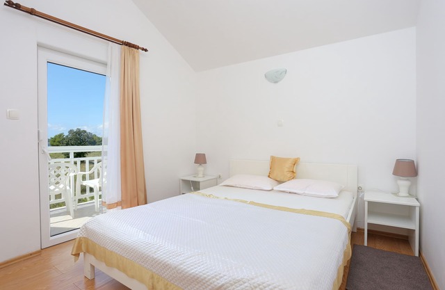 One bedroom apartment with terrace and sea view Rogoznica (A-4162-c)