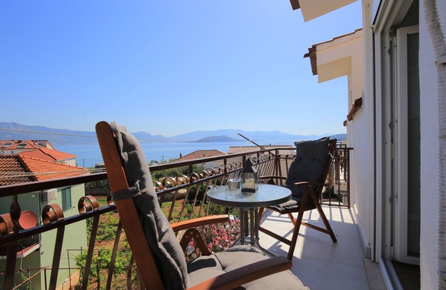 One bedroom apartment with balcony and sea view Slatine, Čiovo (A-24266-c)
