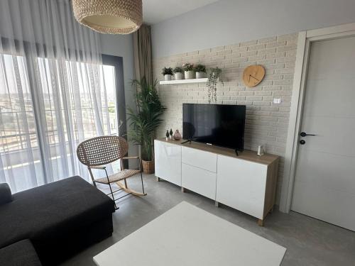 One-Bedroom Apartment in a Poolside Complex