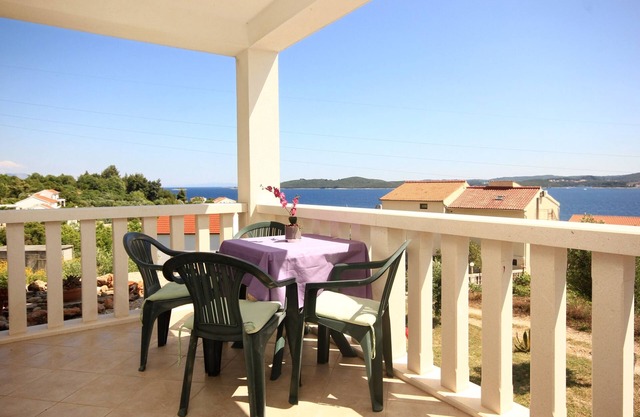 One bedroom apartment with terrace and sea view Kučište - Perna, Pelješac (A-10161-b)