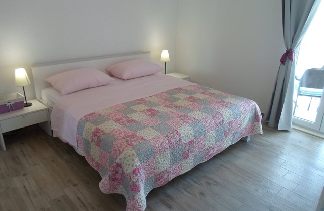 One bedroom apartment with balcony and sea view Kučište - Perna, Pelješac (A-10161-e)