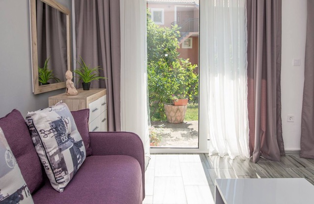 One bedroom apartment w/ garden + parking