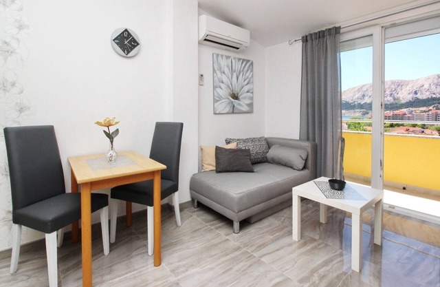 One bedroom apartment with balcony and sea view Baška, Krk (A-18716-e)