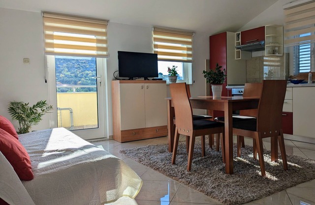 One bedroom apartment with terrace and sea view Murter (A-5100-a)