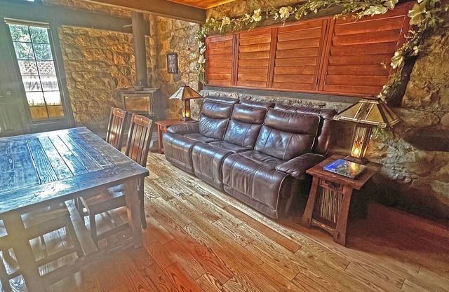 One bedroom cottage with AC, WiFi and hot tub.