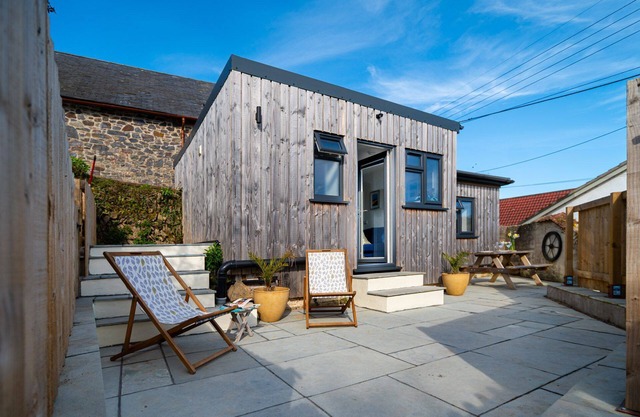 One bedroom, couple and pet friendly holiday cabin within easy reach of North Devon beaches