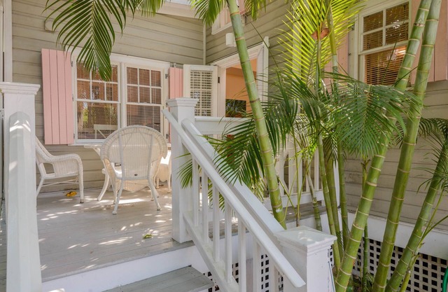 One Bedroom Deck Villa Steps from Duval!