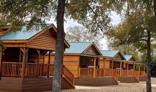 One Bedroom Log Cabin for Family and Pet Friendly Glamping in Pipe Creek, Texas