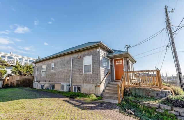 One block to the ocean & Nye Beach Sunny home w/fireplace, foosball & WiFi