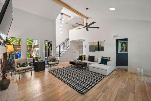 One-of-a-Kind Mansion with Treehouse Suite Amazing Location
