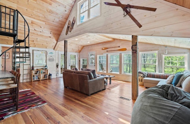 One-of-a-kind mountain cabin w hot-tub, near the Shenandoah NP