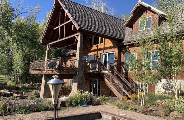 One of a Kind, Perfect Retreat, 750 acres of private fishing, hiking and more