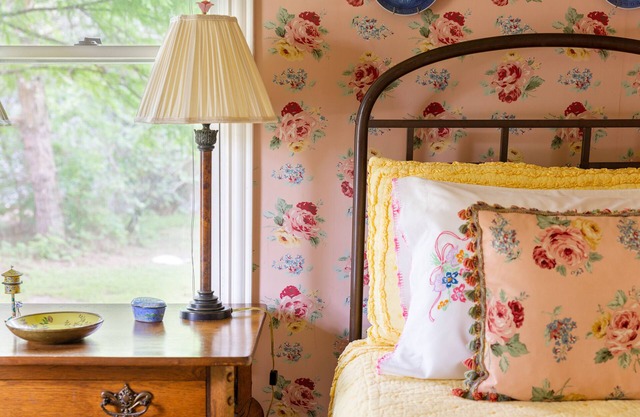 Onion Creek Cottage in the Heart of Texas!nLovely Sunporch! Charm meets Comfort!