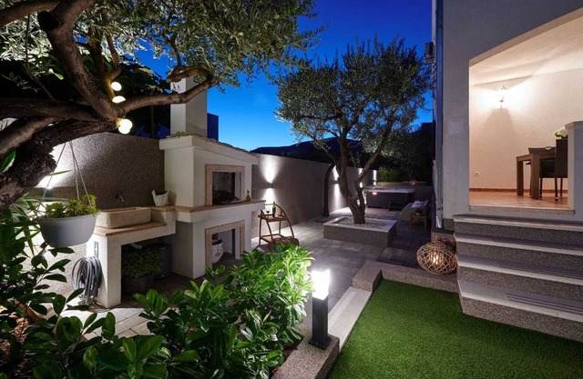 Only 5 mintes walk distance from old town centar, modern ,comfortable, calm area