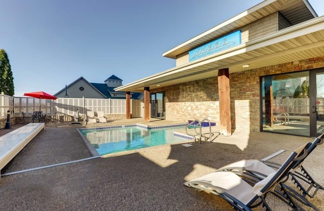 Onsite pool, Stoney Creek, Expanded King w/Whirlpool | 2 Units