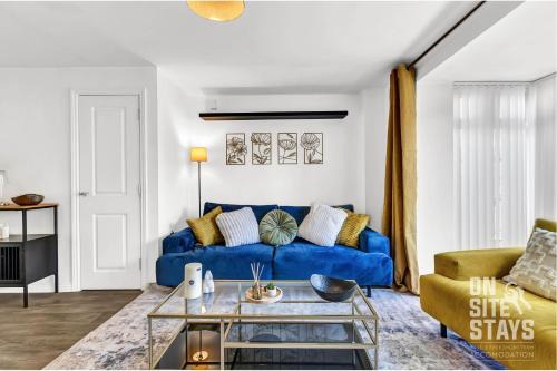 OnSiteStays - 4 Large Bedrooms 3 Bathrooms 1 WC Parking Garden & Wifi