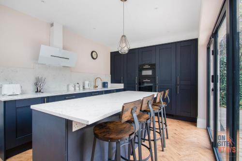 OnSiteStays New Large modern 4 bed, Parking, Wifi, 2 x Bathroom