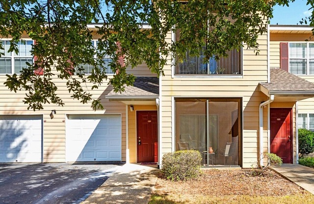 Open Concept AU Townhome w/Pool! Pets Welcome!
