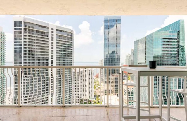 Open High Rise Penthouse w/Lovely City & Bay View FREE PARKING