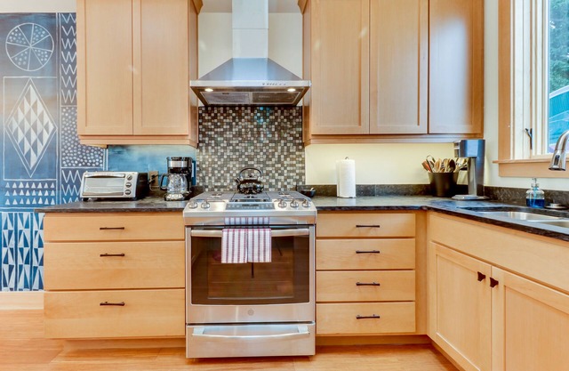 Open layout home in quiet location, close to shops/restaurants - free WiFi