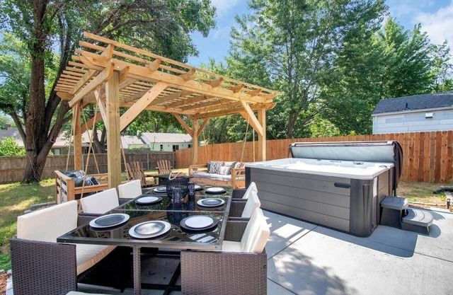 Opulent Oasis - Spa! Fire Pit! 3 Kings! Pool Table! Kids Area!