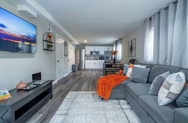 Orange Oasis Hideaway Suite spacious 1 bed retreat Atl airport and Everything!