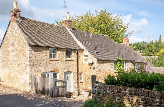 ORCHARD HOUSE, pet friendly, with open fire in Stow-On-The-Wold