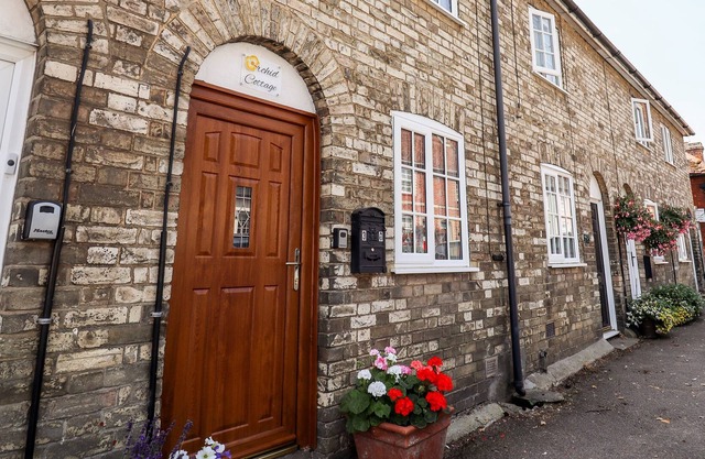 ORCHID COTTAGE, character holiday cottage, with open fire in Lavenham
