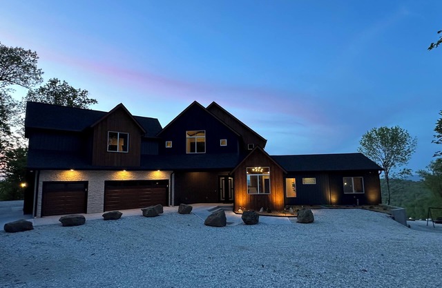 Oslo Mountainside Retreat + Hot Tub + Arcade + Million Dollar View Sleeps 24