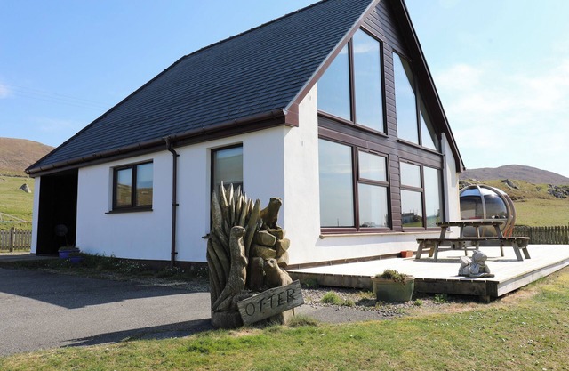 OTTER COTTAGE, pet friendly, luxury holiday cottage in Leverburgh