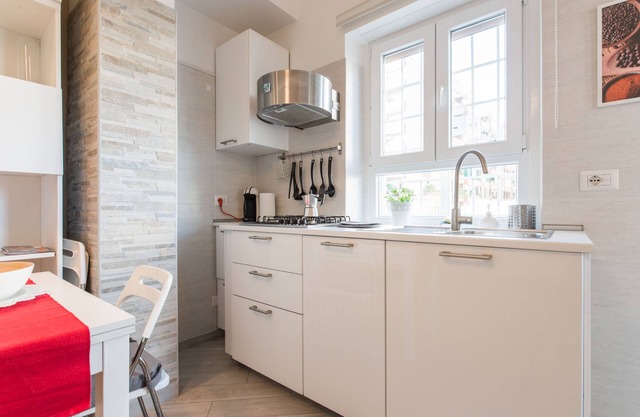 Ottoboni12 House, 2 + 2, modern and welcoming, A /C, WiFi, Metro A