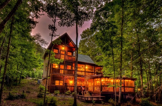 Our Blue Heaven- Private, yet convenient | Hot tub |Screened Porch