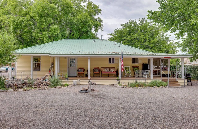 Outdoorsy Caliente Retreat w/Screened Porch