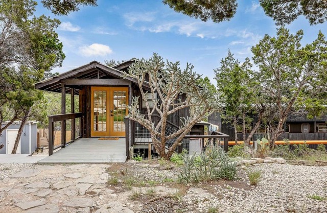 Outstanding Modern Cabin with Spectacular Outdoor and Indoor Areas in Texas