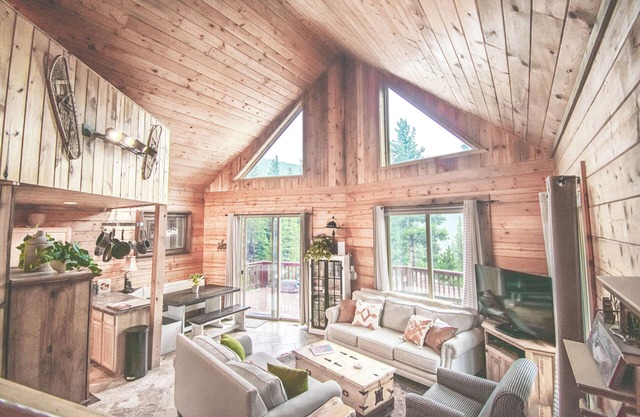 Overlook Lodge - Hot Tub, Fireplace & Private Creek. Family-Friendly!