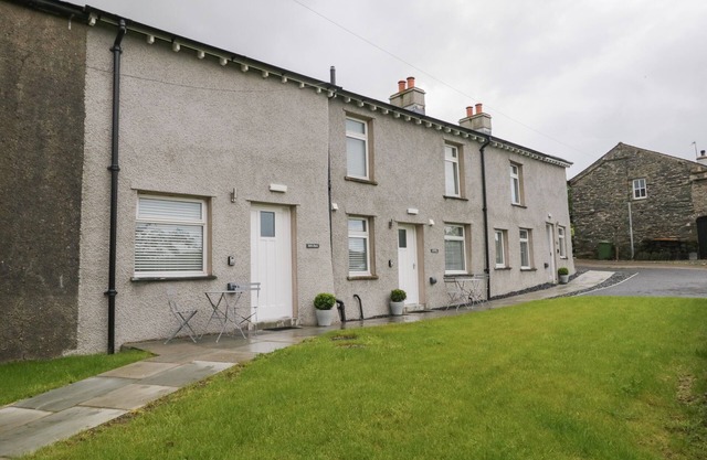 OXEN PARK FARM COTTAGE, family friendly, with a garden in Ulverston