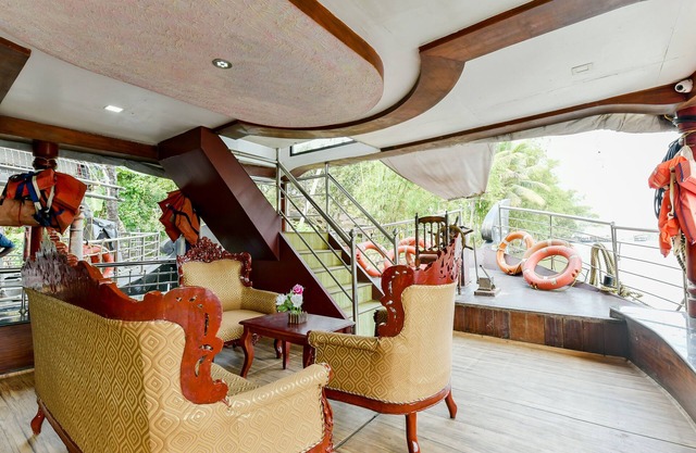 OYO 23482 Sht Symphony Premium Sharing Houseboat