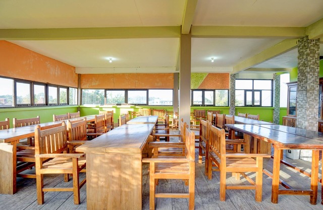 OYO 92896 Hotel Sahabat Syariah Near Plasa Telkom Bawean