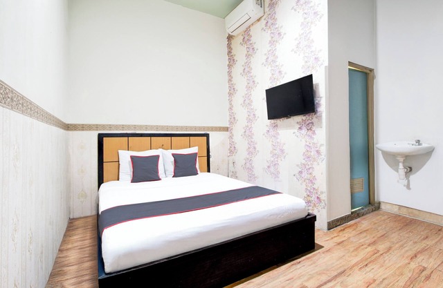 OYO 94512 Mega Inn Guest House
