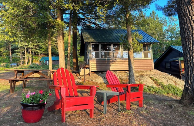 Paddler's Rest Lakeside Cabins and Hotel