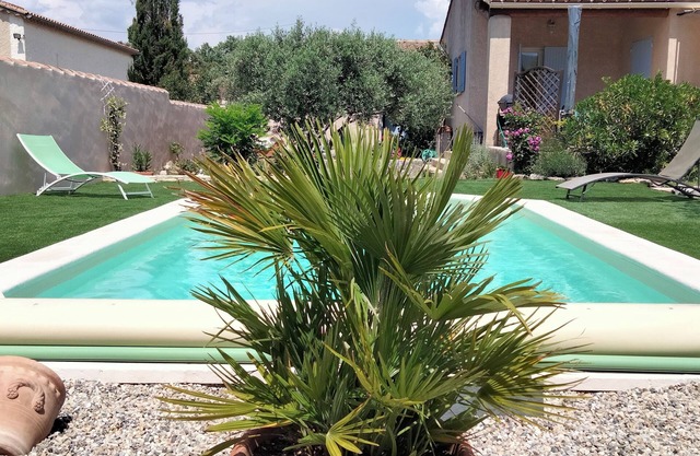 PAISIBLE VILLA WITH SWIMMING POOL AT THE FOOTS OF THE LUBERON for 6 people.