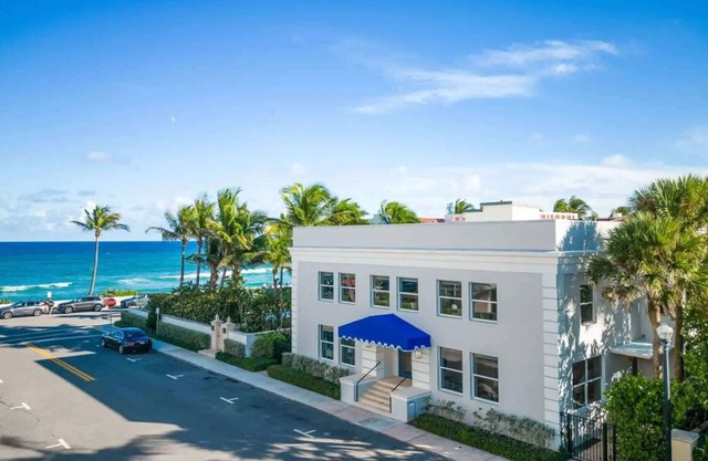 Palm Beach Oceanfront Luxury Condo - Tropical
