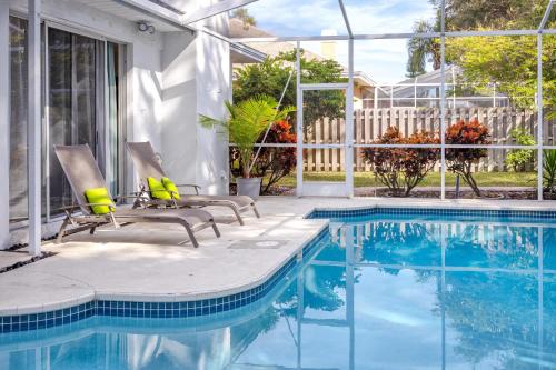 Palm Harbor Paradise - Spacious Home In Quiet Neighborhood with Heated Pool, Billiard Room, Hot Tub