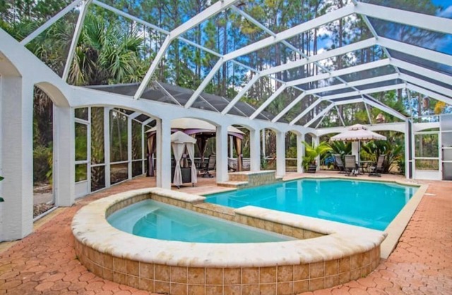 Palm Oasis: Heated pool
