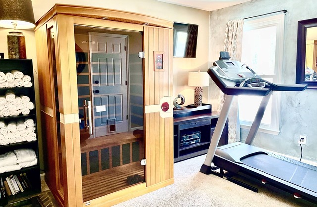 Pamper Yourself in a Spa like home (Hot tub, Sauna, Mini-Gym) Great location!