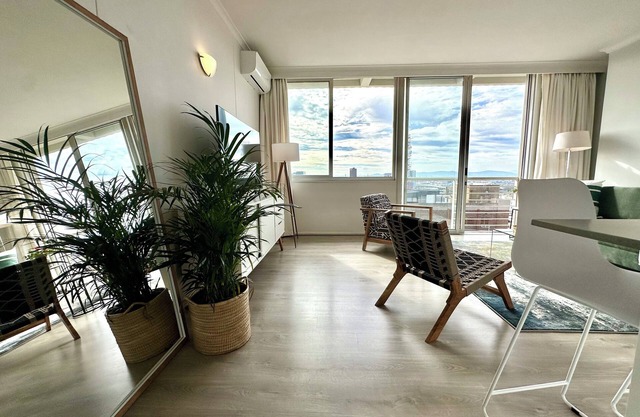 Panoramic City Views & Ocean Sparkle: Cozy 2 bedroom apartment.