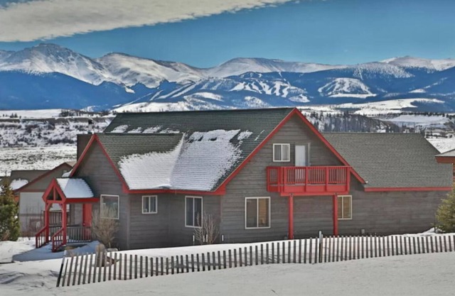 Panoramic Mountain Views - with Hot Tub!