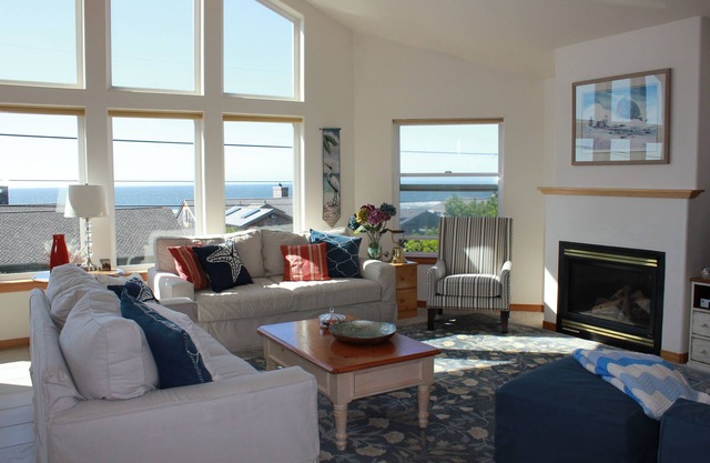 Panoramic Ocean View, one minute walk to Beach -sit, watch waves roll in!