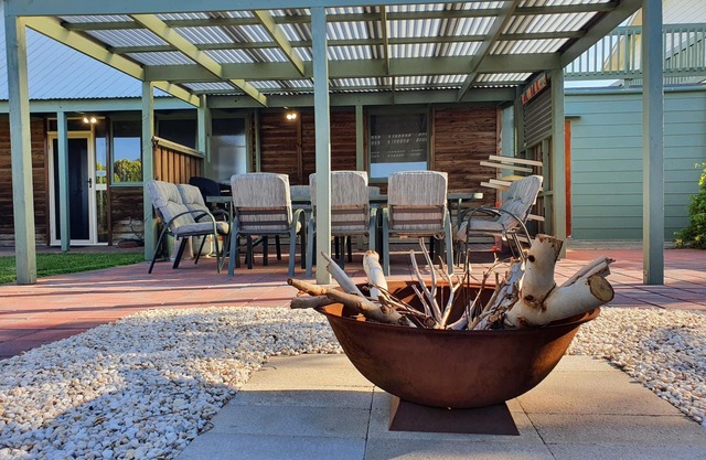 Panoramic Ocean Views | 250m to Beach | Cosy Coastal Retreat with Deck, Wi-Fi, Games, & Creda Heater
