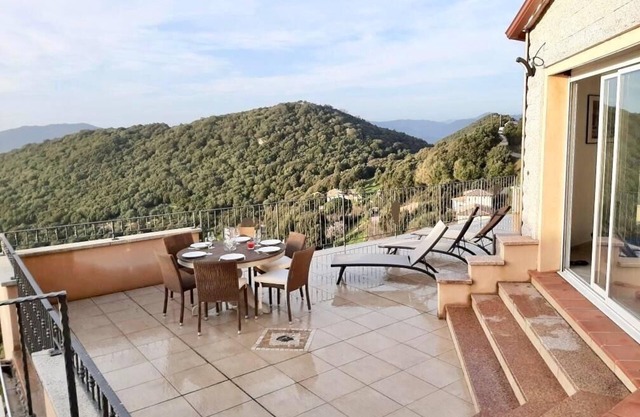 Panoramic sea and mountain views, sleeps 2 to 10